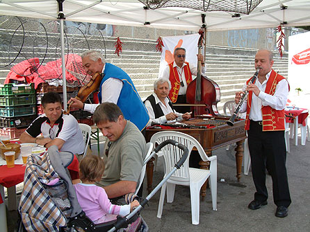 Cigány muzsikusok az Algyõi Halászcsárda standján a Tiszai Halfesztiválon-Szeged 2005