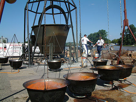A Roosevelt Téri Halászcsárda óriás bográcsában kétszer hatezer adag halászlé fõtt a Tiszai Halfesztiválon-Szeged 2005